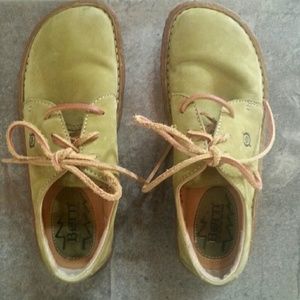 Born shoes sz 6. For the woman that loves green.